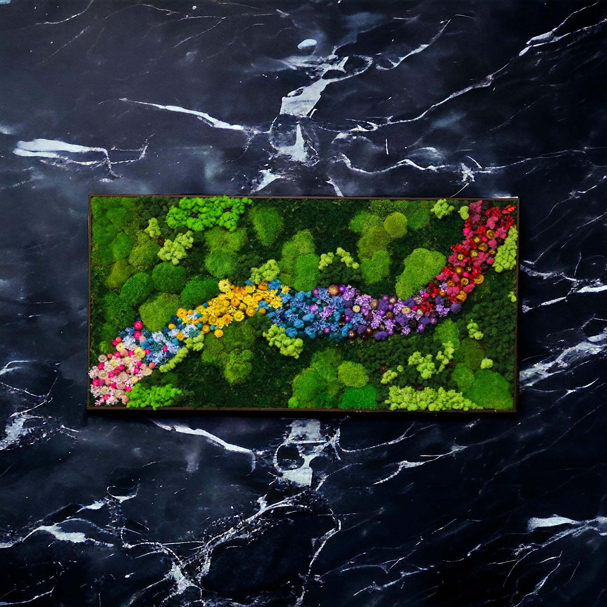 Flower River' Moosbild auf eleganter Marmorwand